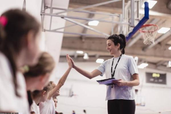 女孩参与体育项目的优势与注意事项(图1)